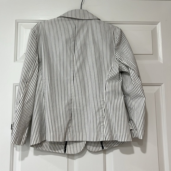 Adorable Talbots Short Jacket with Stretch - Picture 6 of 8